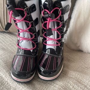 NWOT Totes Girls Quilted Black and Pink Winter Boots -Sz 11